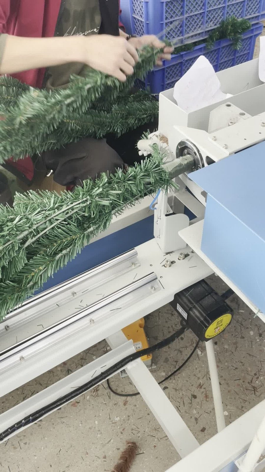 Ein Zweig wird an der Maschine von Hand geführt