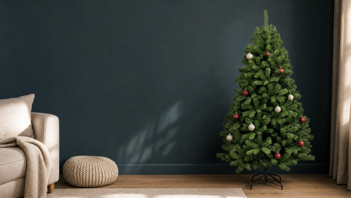 Künstlicher Weihnachtsbaum aus PVC vor dunkelgrüner Wand
