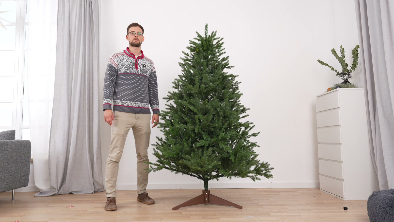 Aufbauvideo Baum aus PE-Spritzguss, Teil 2: Aufbauen, Zweige formen, verstauen